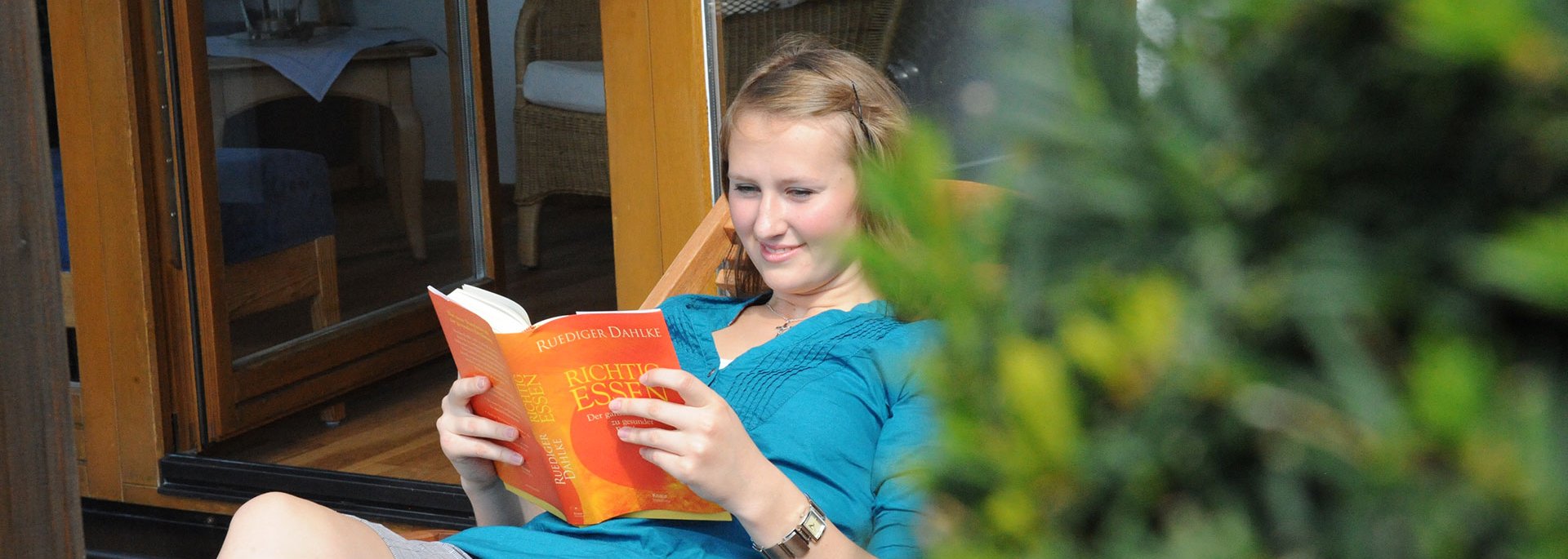 Frau beim Lesen