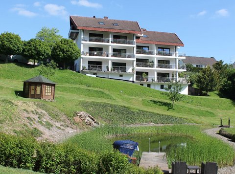 Naturbadeteich mit Bilck auf das Belvedere Appart